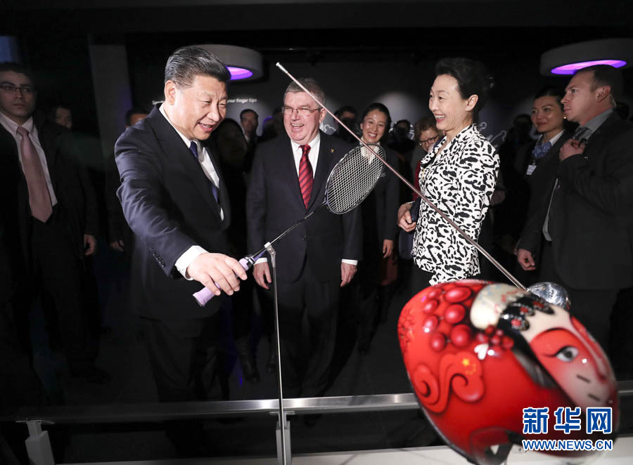 1月18日，國(guó)家主席習(xí)近平在瑞士洛桑國(guó)際奧林匹克博物館會(huì)見(jiàn)國(guó)際奧林匹克委員會(huì)主席巴赫。這是習(xí)近平在巴赫陪同下，參觀羽毛球世界冠軍李玲蔚用過(guò)的球拍。新華社記者 蘭紅光 攝