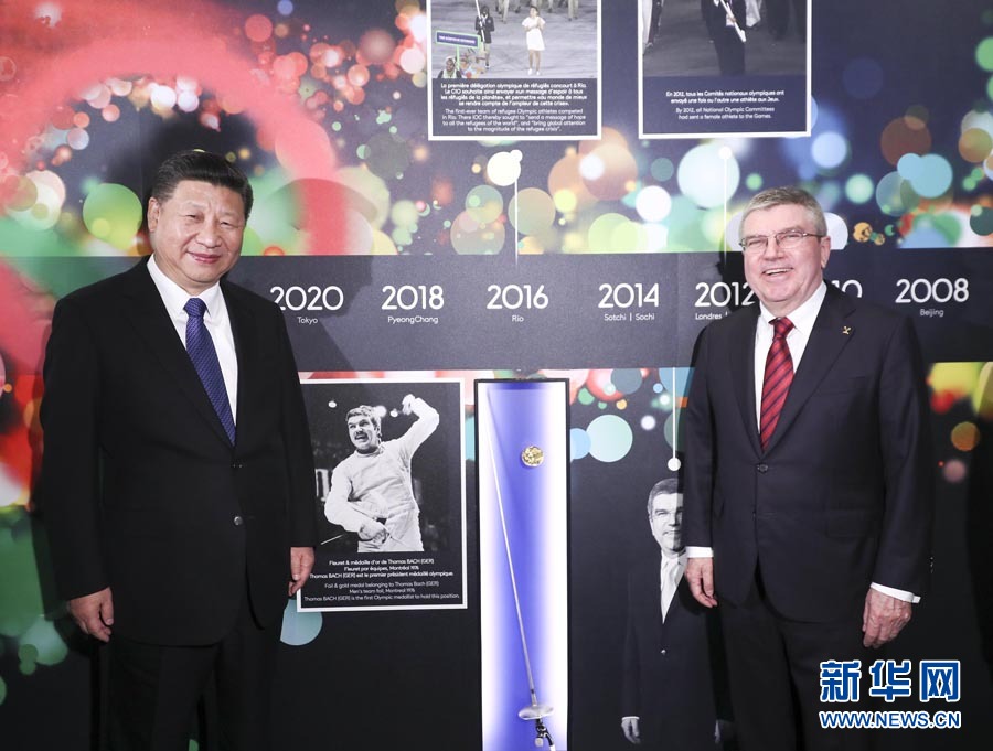 1月18日，國(guó)家主席習(xí)近平在瑞士洛桑國(guó)際奧林匹克博物館會(huì)見(jiàn)國(guó)際奧林匹克委員會(huì)主席巴赫。這是習(xí)近平與巴赫在巴赫作為擊劍運(yùn)動(dòng)員參加奧運(yùn)會(huì)的照片前合影。新華社記者 蘭紅光 攝
