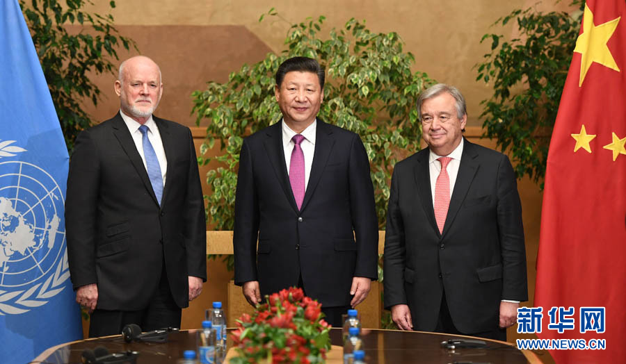 1月18日，國(guó)家主席習(xí)近平在瑞士日內(nèi)瓦萬國(guó)宮會(huì)見第71屆聯(lián)合國(guó)大會(huì)主席湯姆森和聯(lián)合國(guó)秘書長(zhǎng)古特雷斯。 新華社記者 張鐸 攝