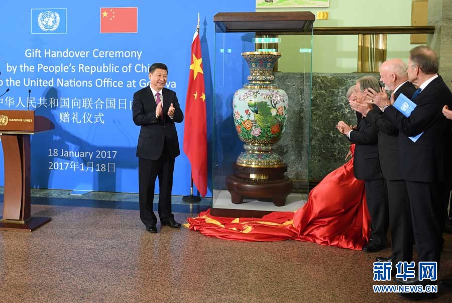 1月18日，國家主席習(xí)近平在瑞士日內(nèi)瓦萬國宮出席&ldquo;共商共筑人類命運共同體&rdquo;高級別會議，并發(fā)表題為《共同構(gòu)建人類命運共同體》的主旨演講。這是會議結(jié)束后，習(xí)近平出席中國向聯(lián)合國日內(nèi)瓦總部贈禮儀式。新華社記者 張鐸 攝