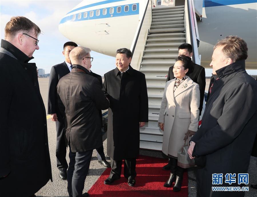 4月4日，國(guó)家主席習(xí)近平乘專機(jī)抵達(dá)赫爾辛基，開(kāi)始對(duì)芬蘭共和國(guó)進(jìn)行國(guó)事訪問(wèn)。這是芬蘭政府代表、農(nóng)業(yè)與環(huán)境部長(zhǎng)蒂利凱寧等在舷梯旁熱情迎接習(xí)近平和夫人彭麗媛。新華社記者 蘭紅光 攝 