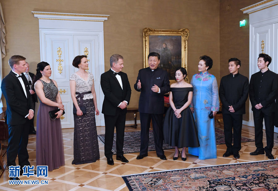 當(dāng)?shù)貢r(shí)間4月5日晚，國家主席習(xí)近平和芬蘭總統(tǒng)尼尼斯托在赫爾辛基共同會(huì)見剛剛參加完2017年世界花樣滑冰錦標(biāo)賽的中芬兩國冰雪運(yùn)動(dòng)員代表。習(xí)近平夫人彭麗媛和尼尼斯托夫人豪吉?dú)W參加會(huì)見。新華社記者 饒愛民 攝