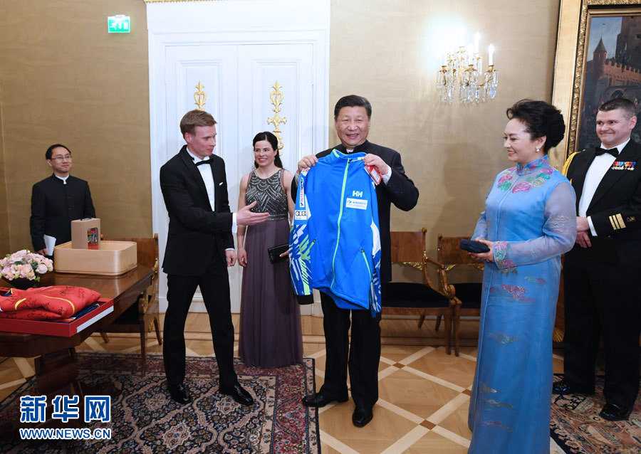 當(dāng)?shù)貢r(shí)間4月5日晚，國家主席習(xí)近平和芬蘭總統(tǒng)尼尼斯托在赫爾辛基共同會(huì)見剛剛參加完2017年世界花樣滑冰錦標(biāo)賽的中芬兩國冰雪運(yùn)動(dòng)員代表。習(xí)近平夫人彭麗媛和尼尼斯托夫人豪吉?dú)W參加會(huì)見。這是芬蘭運(yùn)動(dòng)員向習(xí)近平和夫人彭麗媛贈(zèng)送運(yùn)動(dòng)衣。新華社記者 饒愛民 攝