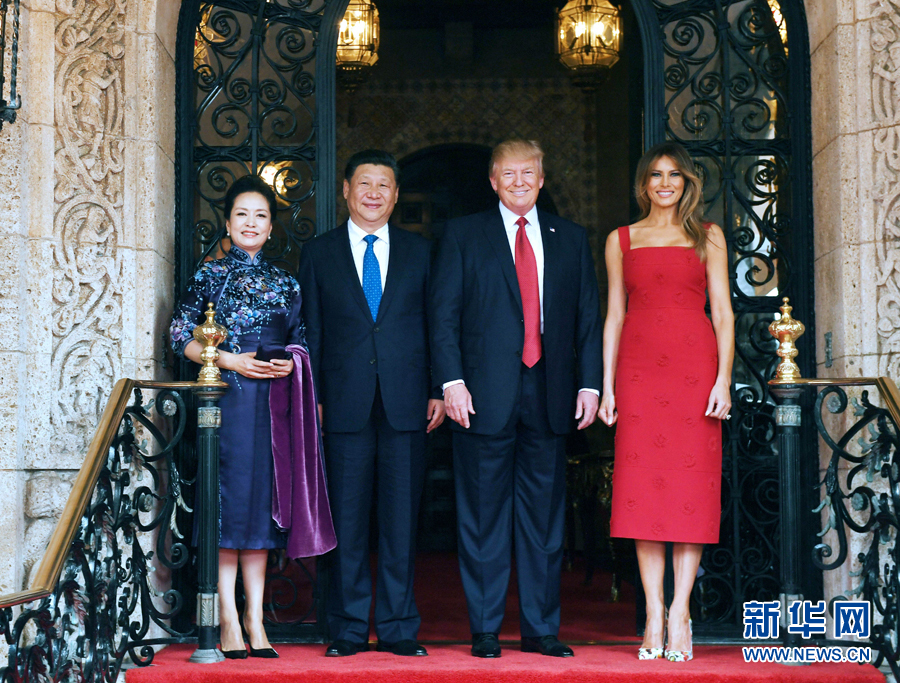 當(dāng)?shù)貢r間4月6日，國家主席習(xí)近平在美國佛羅里達州海湖莊園同美國總統(tǒng)特朗普舉行中美元首會晤。這是習(xí)近平和夫人彭麗媛同特朗普和夫人梅拉尼婭合影留念。新華社記者 饒愛民 攝 