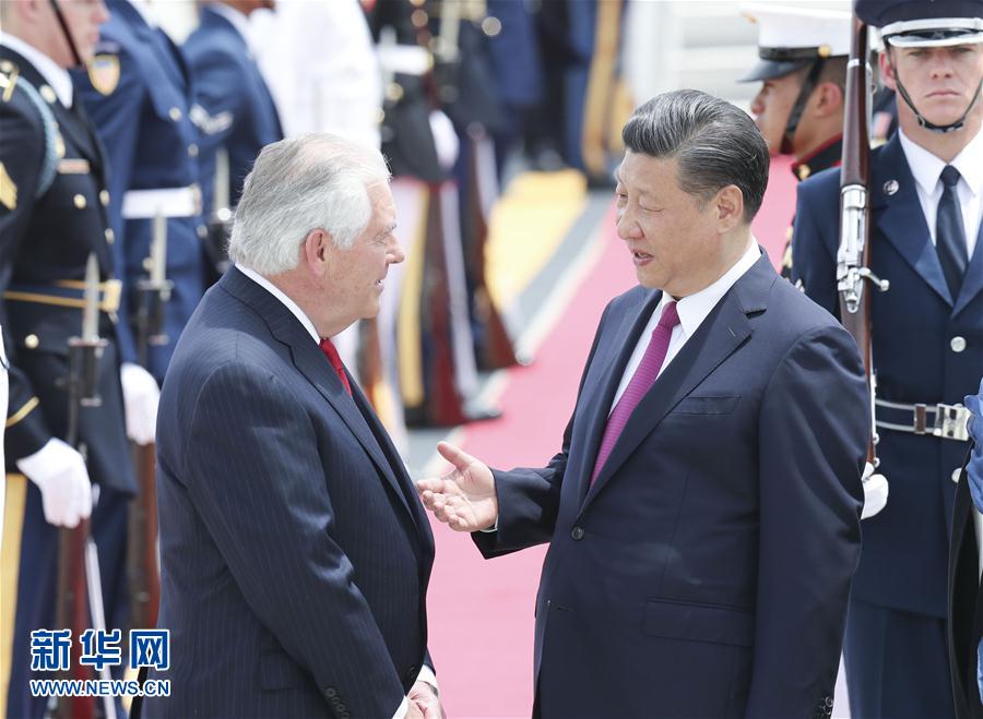4月6日，國家主席習近平乘專機抵達美國佛羅里達州，將在海湖莊園同美國總統(tǒng)特朗普舉行中美元首會晤。習近平和夫人彭麗媛受到美國國務卿蒂勒森夫婦等熱情迎接。新華社記者 丁林 攝 