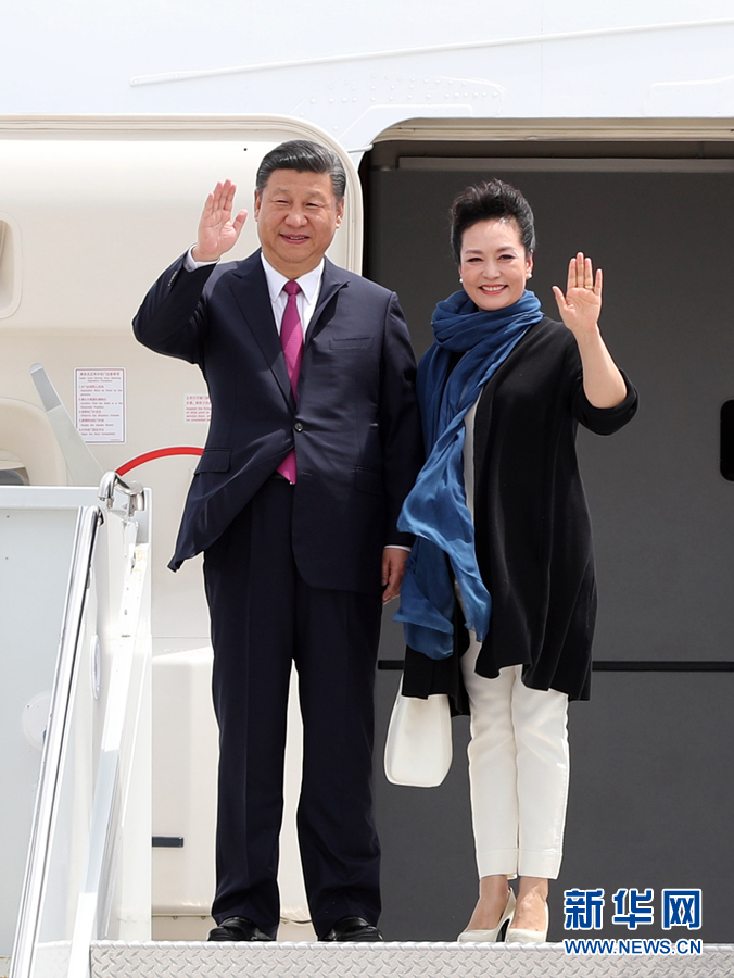 4月6日，國家主席習近平乘專機抵達美國佛羅里達州，將在海湖莊園同美國總統(tǒng)特朗普舉行中美元首會晤。這是習近平和夫人彭麗媛步出機艙。新華社記者 劉衛(wèi)兵 攝 