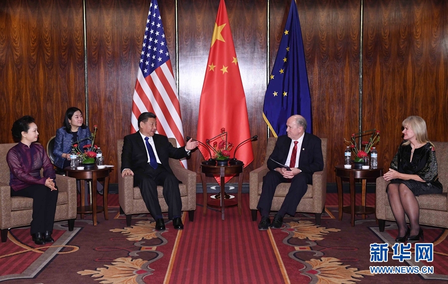 當?shù)貢r間4月7日，國家主席習近平在美國阿拉斯加州安克雷奇會見阿拉斯加州州長沃克。 新華社記者 饒愛民 攝 