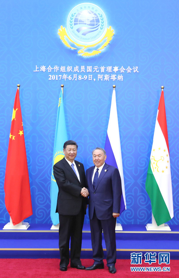 6月9日，國(guó)家主席習(xí)近平在哈薩克斯坦首都阿斯塔納出席上海合作組織成員國(guó)元首理事會(huì)第十七次會(huì)議并發(fā)表重要講話。這是習(xí)近平出席會(huì)議時(shí)，受到哈薩克斯坦總統(tǒng)納扎爾巴耶夫的熱情迎接。新華社記者 馬占成 攝
