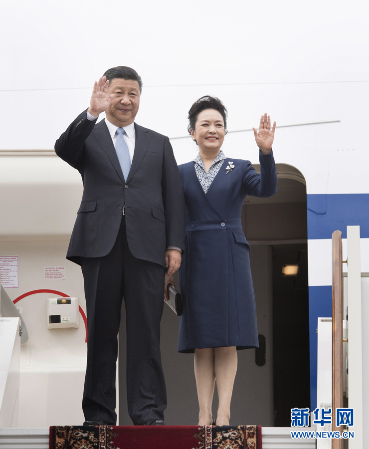 7月3日，國家主席習(xí)近平乘專機(jī)抵達(dá)莫斯科，開始對俄羅斯聯(lián)邦進(jìn)行國事訪問。這是習(xí)近平和夫人彭麗媛步出艙門。 新華社記者 李學(xué)仁 攝