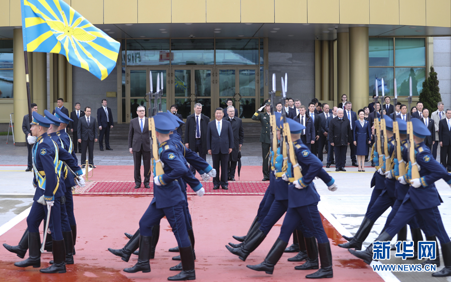 7月3日，國家主席習(xí)近平乘專機(jī)抵達(dá)莫斯科，開始對俄羅斯聯(lián)邦進(jìn)行國事訪問。這是習(xí)近平出席機(jī)場歡迎儀式。 新華社記者 謝環(huán)馳 攝