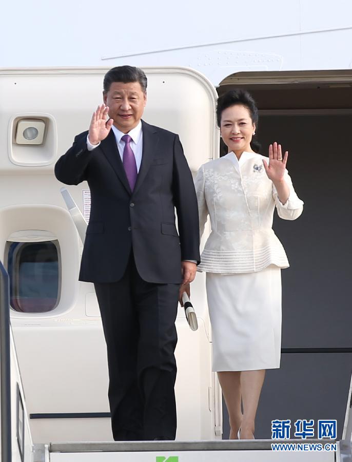 7月4日，國家主席習(xí)近平乘專機(jī)抵達(dá)柏林，開始對德意志聯(lián)邦共和國進(jìn)行國事訪問。這是習(xí)近平和夫人彭麗媛步出艙門。 新華社記者 姚大偉 攝