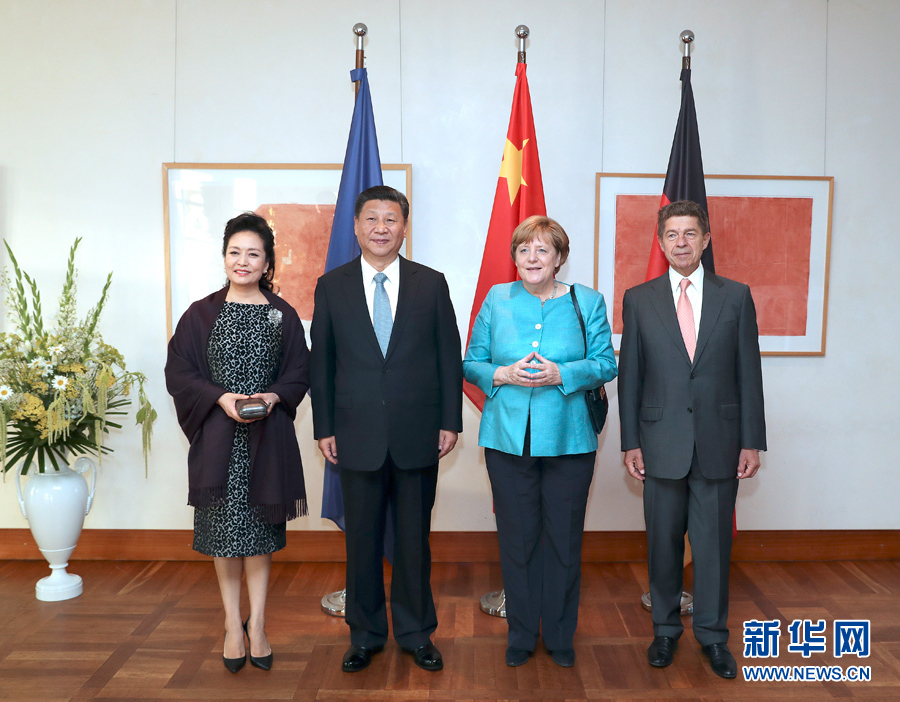 當(dāng)?shù)貢r(shí)間7月4日晚，剛剛抵達(dá)柏林的國家主席習(xí)近平在利伯曼故居同德國總理默克爾舉行會(huì)見。這是習(xí)近平和夫人彭麗媛抵達(dá)位于柏林市中心勃蘭登堡門附近的利伯曼故居時(shí)，受到默克爾和丈夫紹爾熱情迎接。新華社記者 馬占成 攝