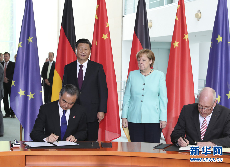 7月5日，國家主席習(xí)近平在柏林同德國總理默克爾舉行會(huì)談。會(huì)談后，兩國領(lǐng)導(dǎo)人共同見證了航天、智能制造、工業(yè)互聯(lián)網(wǎng)、數(shù)字化、第三方市場(chǎng)、大熊貓合作研究等領(lǐng)域多項(xiàng)雙邊合作文件的簽署。新華社記者馬占成攝