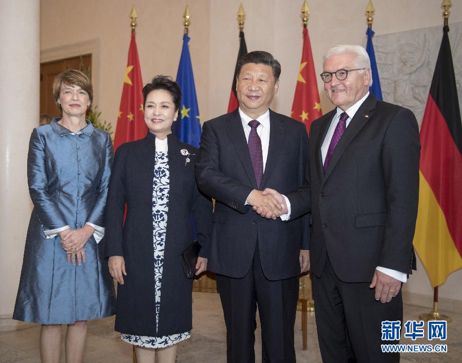 7月5日，國家主席習(xí)近平在柏林會見德國總統(tǒng)施泰因邁爾。會見前，施泰因邁爾在總統(tǒng)府花園為習(xí)近平舉行隆重歡迎儀式。這是習(xí)近平和夫人彭麗媛同施泰因邁爾夫婦合影。新華社記者 李學(xué)仁 攝