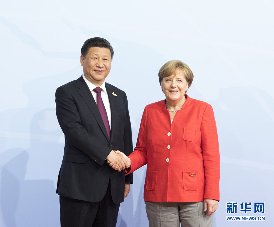 7月7日，二十國集團領(lǐng)導(dǎo)人第十二次峰會在德國漢堡舉行。國家主席習(xí)近平出席并發(fā)表題為《堅持開放包容　推動聯(lián)動增長》的重要講話。這是峰會開始前，習(xí)近平受到德國總理默克爾迎接。新華社記者 李學(xué)仁 攝 