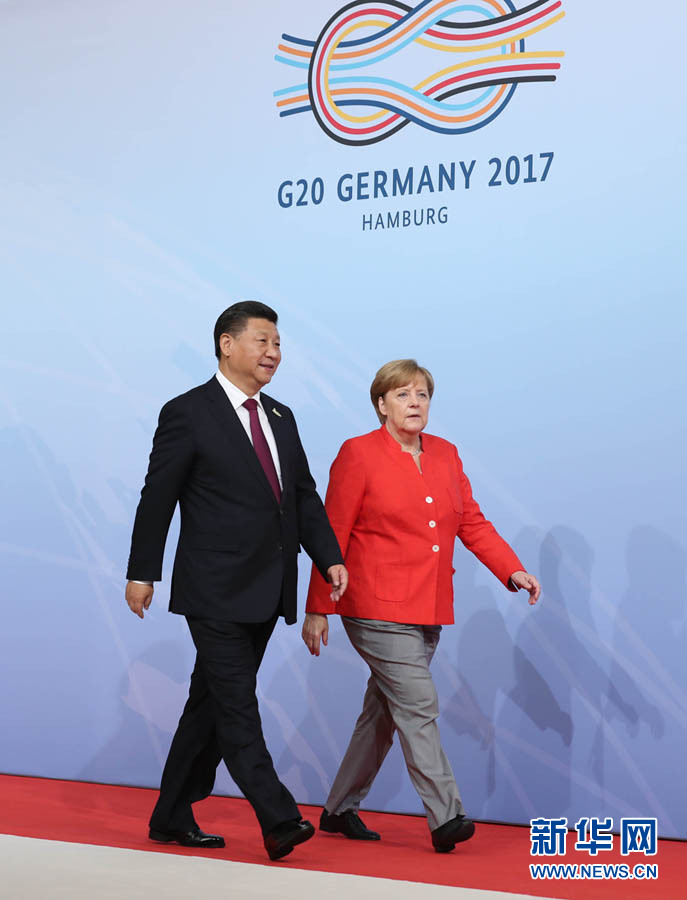 7月7日，二十國集團領(lǐng)導(dǎo)人第十二次峰會在德國漢堡舉行。國家主席習(xí)近平出席并發(fā)表題為《堅持開放包容　推動聯(lián)動增長》的重要講話。這是峰會開始前，習(xí)近平受到德國總理默克爾迎接。新華社記者 劉衛(wèi)兵 攝 