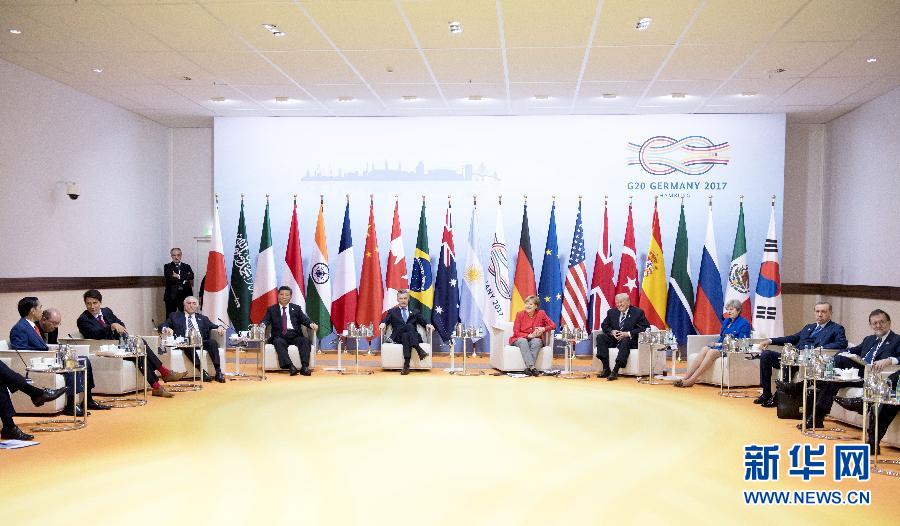 7月7日，二十國集團領(lǐng)導(dǎo)人第十二次峰會在德國漢堡舉行。國家主席習(xí)近平出席并發(fā)表題為《堅持開放包容　推動聯(lián)動增長》的重要講話。這是峰會前，習(xí)近平出席二十國集團峰會領(lǐng)導(dǎo)人座談會。新華社記者 李學(xué)仁 攝 