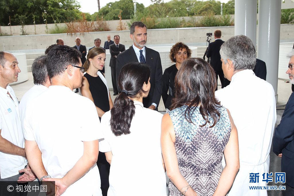 當?shù)貢r間2017年8月19日，西班牙巴塞羅那，西班牙國王菲利普六世和萊蒂齊亞王后探望巴塞羅那恐襲案傷者。***_***BARCELONA, SPAIN - AUGUST 19:  In this handout photo provided by Casa de S.M. el Rey de Espana, King Felipe VI of Spain and Queen Letizia of Spain meets with medical staff as they arrive to visit last Thursday's terrorist attack victims at the Hospital de la Santa Creu i Sant Pau on August 19, 2017 in Barcelona, Spain. Thirteen people were killed and dozens injured in the Las Ramblas area of Barcelona when a van hit crowds on August 17.  (Photo by Casa de S.M. el Rey de Espana via Getty Images)