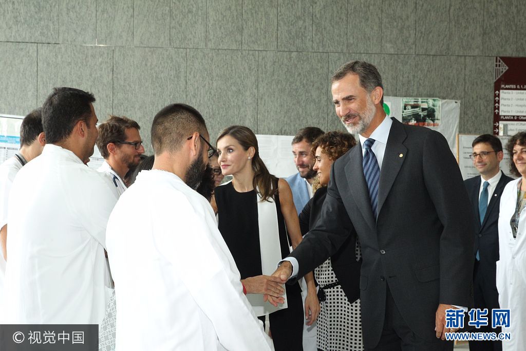 當?shù)貢r間2017年8月19日，西班牙巴塞羅那，西班牙國王菲利普六世和萊蒂齊亞王后探望巴塞羅那恐襲案傷者。***_***BARCELONA, SPAIN - AUGUST 19:  In this handout photo provided by Casa de S.M. el Rey de Espana, King Felipe VI of Spain and Queen Letizia of Spain meets with medical staff as they arrive to visit last Thursday's terrorist attack victims at the Hospital de la Santa Creu i Sant Pau on August 19, 2017 in Barcelona, Spain. Thirteen people were killed and dozens injured in the Las Ramblas area of Barcelona when a van hit crowds on August 17.  (Photo by Casa de S.M. el Rey de Espana via Getty Images)