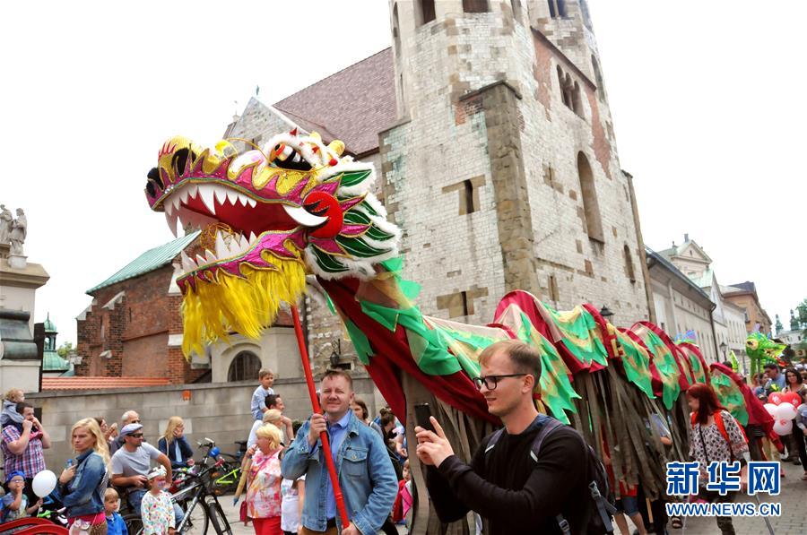 （XHDW）（1）中國(guó)龍亮相波蘭&ldquo;游龍節(jié)&rdquo;