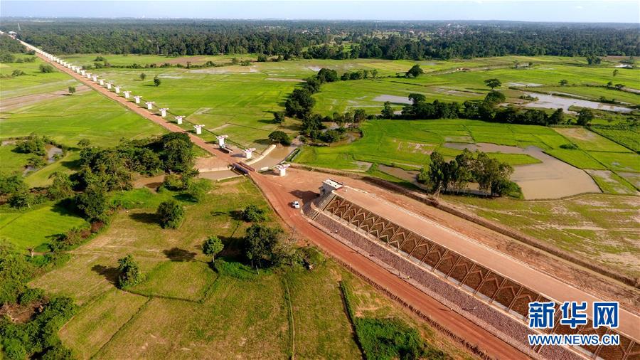 (國際·圖文互動)(3)中老鐵路上的絢爛長虹——老撾楠科內(nèi)河特大橋主體工程完工側(cè)記