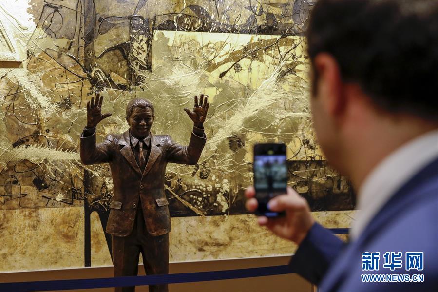 （國(guó)際）（3）聯(lián)合國(guó)總部迎來南非前總統(tǒng)曼德拉像