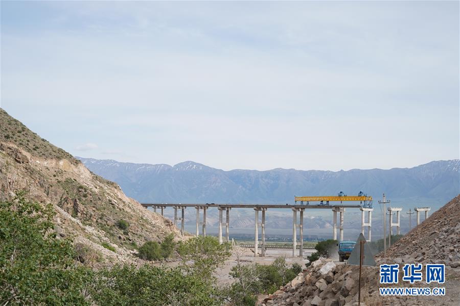 （習(xí)近平出訪配合稿&middot;圖文互動(dòng)）（3）通訊：雪山腳下有條&ldquo;中國(guó)路&rdquo;