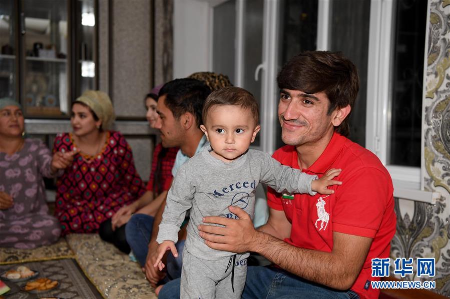 （國際&middot;圖文互動(dòng)）（1）通訊：&ldquo;學(xué)習(xí)中文為我?guī)硪庀氩坏降陌l(fā)展機(jī)遇&rdquo;&mdash;&mdash;記一名&ldquo;90后&rdquo;塔吉克斯坦青年的圓夢(mèng)之路