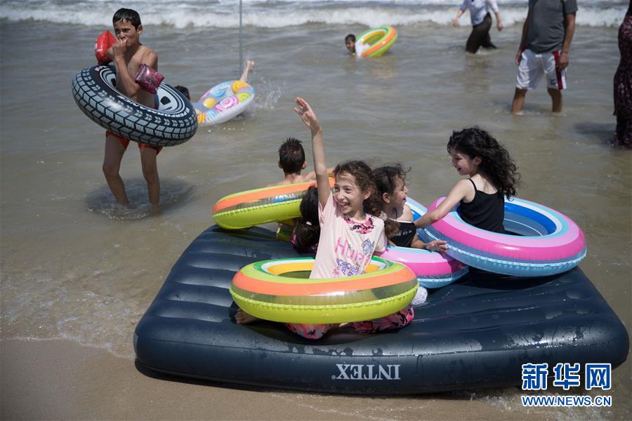 (國際·圖文互動)(2)特寫:穿過檢查站去看海