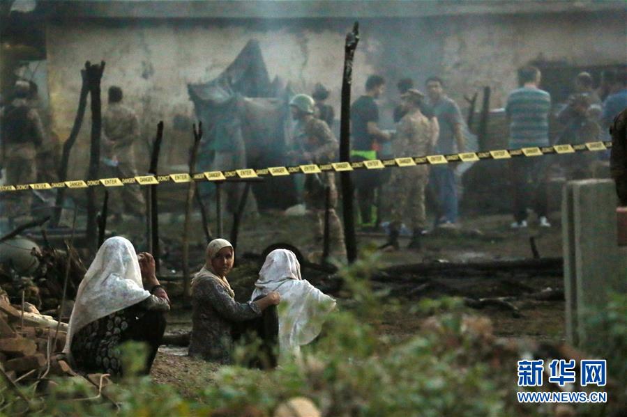 (國際)(2)一架小型軍用飛機在巴基斯坦墜毀