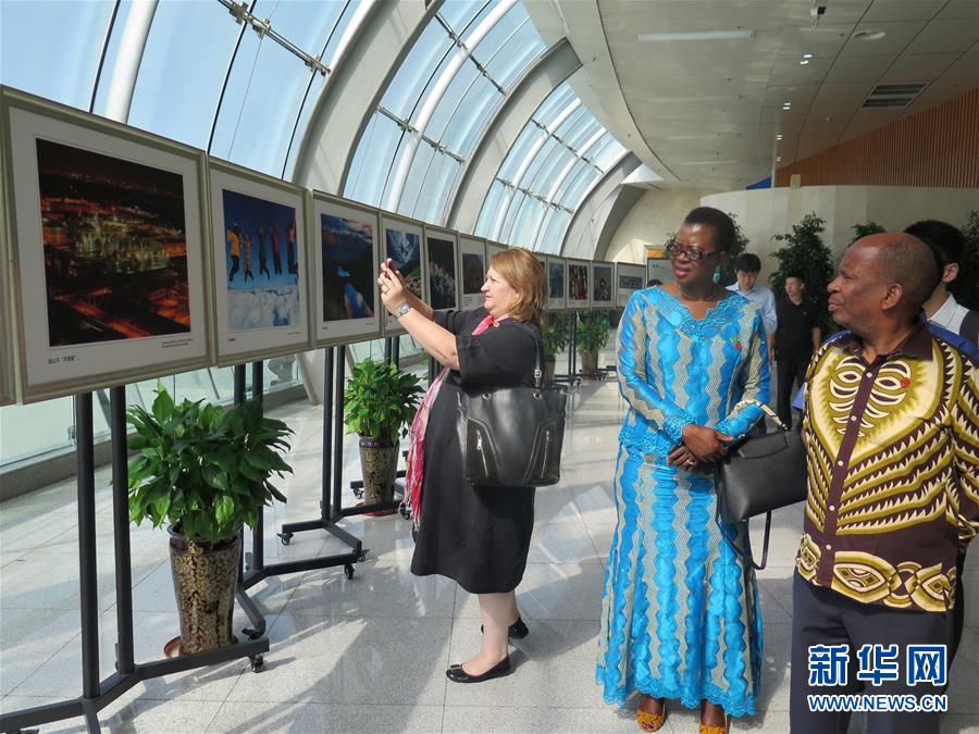 (圖文互動)(1)8國常駐日內(nèi)瓦外交官參訪新疆積極評價經(jīng)濟(jì)社會發(fā)展及去極端化舉措