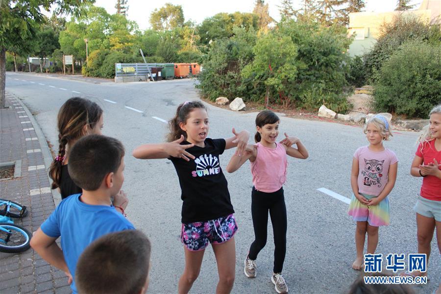 (國際·圖文互動)(3)通訊:以黎邊境防空洞里的舞蹈課