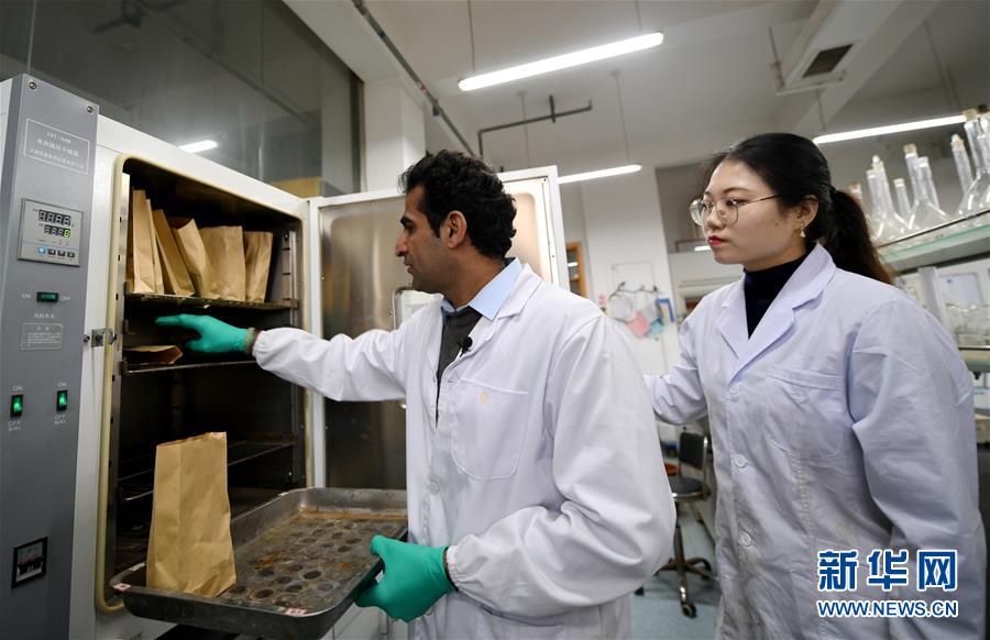 （在習近平新時代中國特色社會主義思想指引下&mdash;&mdash;新時代新作為新篇章&middot;總書記關(guān)切開放事&middot;圖文互動）（2）來中國&ldquo;學種地&rdquo;的&ldquo;洋學生&rdquo;