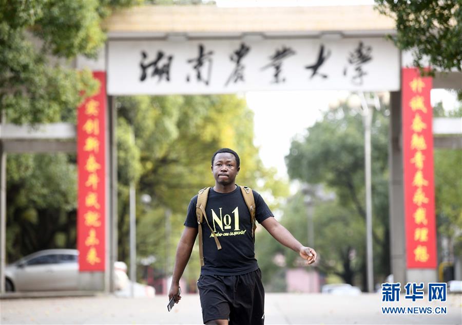 （在習近平新時代中國特色社會主義思想指引下&mdash;&mdash;新時代新作為新篇章&middot;總書記關(guān)切開放事&middot;圖文互動）（9）來中國&ldquo;學種地&rdquo;的&ldquo;洋學生&rdquo;