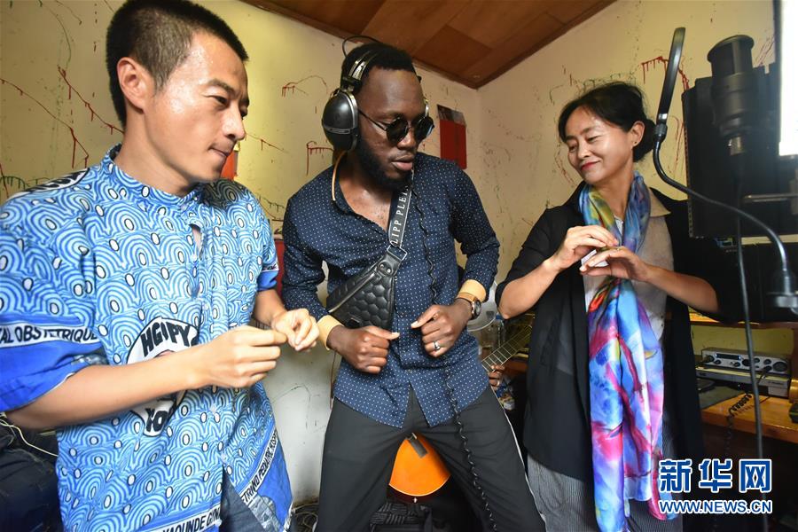 （國際&middot;圖文互動(dòng)）（3）通訊：《中喀一家人》&mdash;&mdash;贈(zèng)別中國醫(yī)療隊(duì)員的非洲旋律