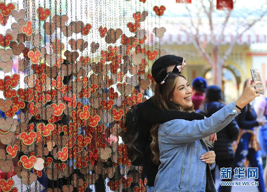 （國(guó)際&middot;圖文互動(dòng)）（6）通訊：美國(guó)迪士尼加州冒險(xiǎn)樂(lè)園紅紅火火迎鼠年