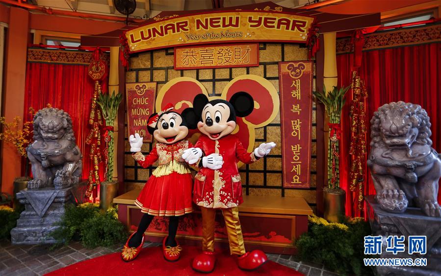 （國(guó)際&middot;圖文互動(dòng)）（7）通訊：美國(guó)迪士尼加州冒險(xiǎn)樂(lè)園紅紅火火迎鼠年