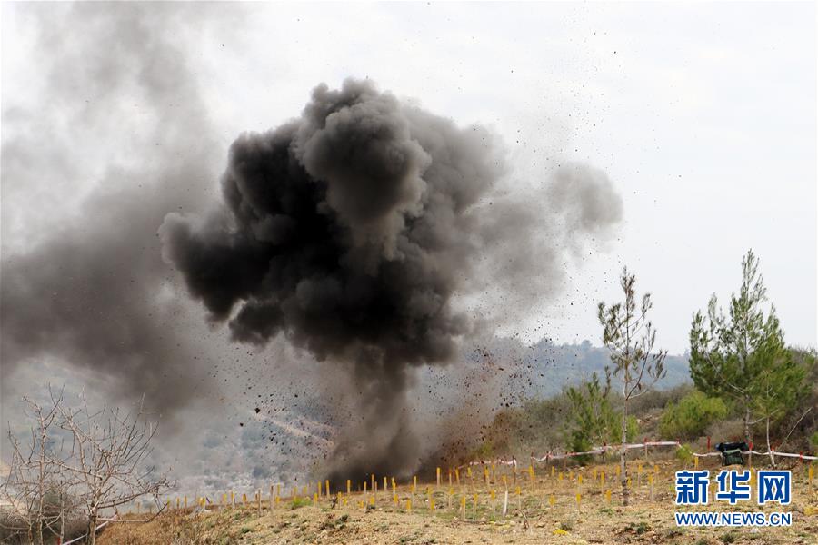 （國際&middot;圖文互動）（4）通訊：&ldquo;中國軍人掃雷一如既往專業(yè)和敬業(yè)！&rdquo;&mdash;&mdash;記中國赴黎維和部隊完成&ldquo;藍線&rdquo;3個雷場清排任務