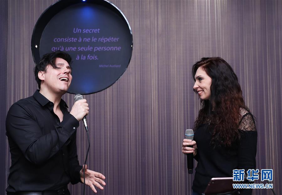 （國際&middot;圖文互動）（2）通訊：手牽手，我們共同驅(qū)散陰霾&mdash;&mdash;法國音樂人創(chuàng)作抗疫歌曲背后的故事