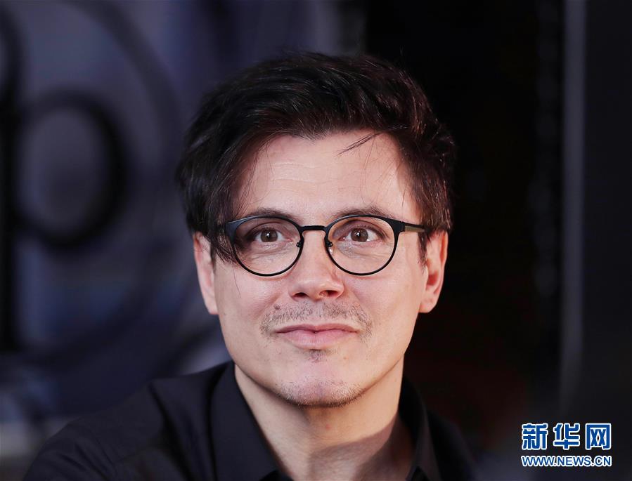 （國際&middot;圖文互動）（6）通訊：手牽手，我們共同驅(qū)散陰霾&mdash;&mdash;法國音樂人創(chuàng)作抗疫歌曲背后的故事