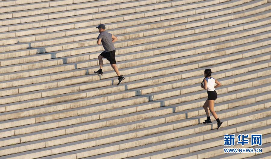 (國(guó)際疫情·XHDW)(4)美國(guó)官方單日新增新冠病例超5.4萬例