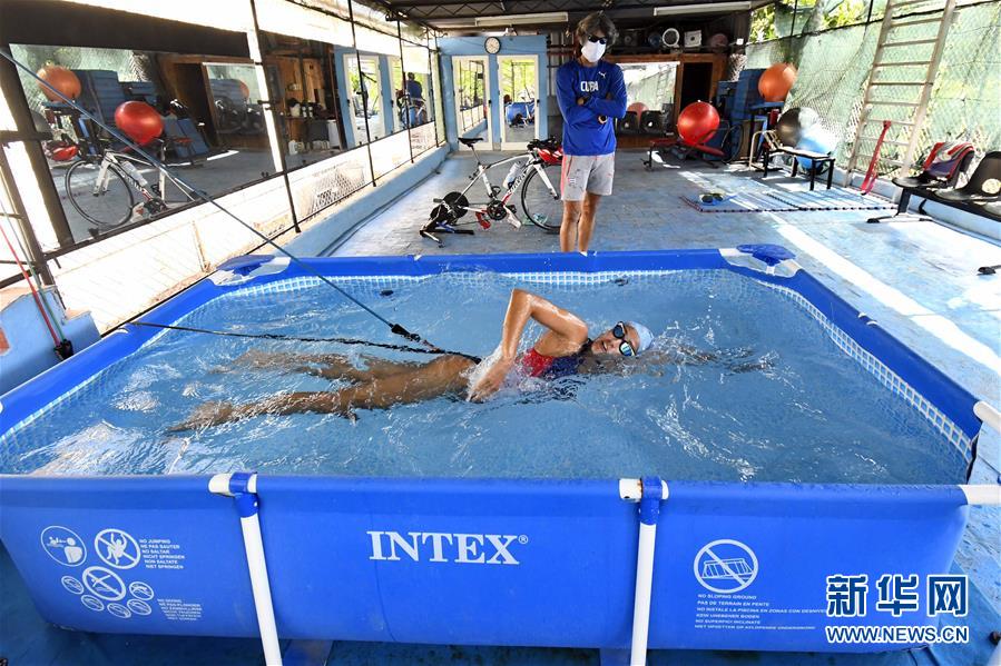 (全球抗疫進(jìn)行時(shí)·圖文互動(dòng))(4)屋頂上的訓(xùn)練場(chǎng)——古巴鐵人三項(xiàng)運(yùn)動(dòng)員疫情下居家訓(xùn)練備戰(zhàn)奧運(yùn)會(huì)