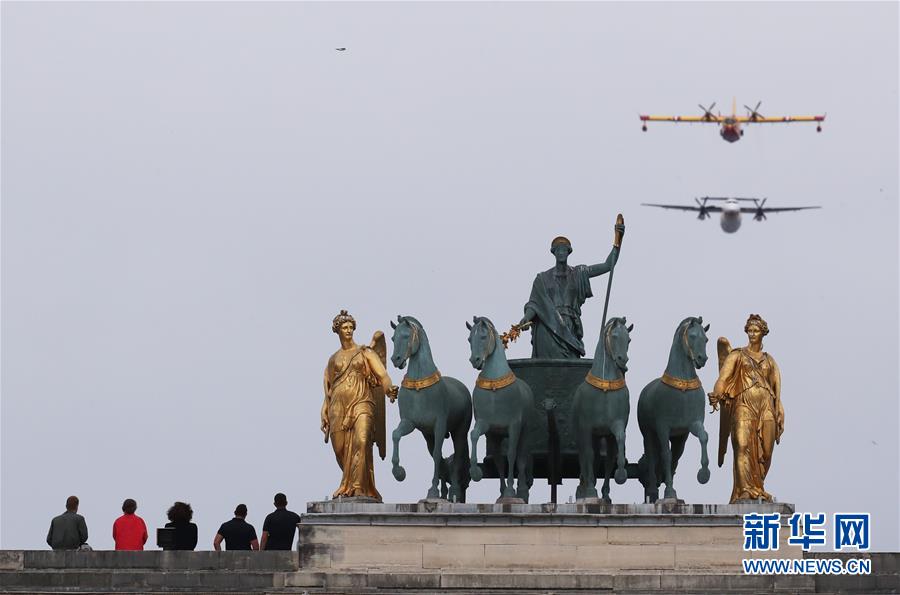 (國(guó)際)(5)法國(guó)國(guó)慶節(jié)閱兵式致敬抗疫公民