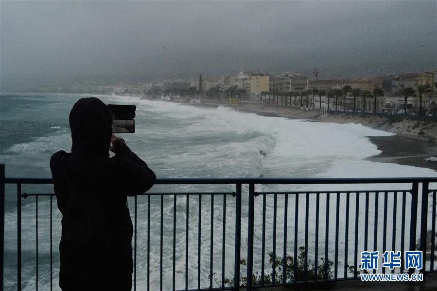 (國際)(1)法國東南部地區(qū)遭暴風(fēng)雨襲擊致18人失蹤
