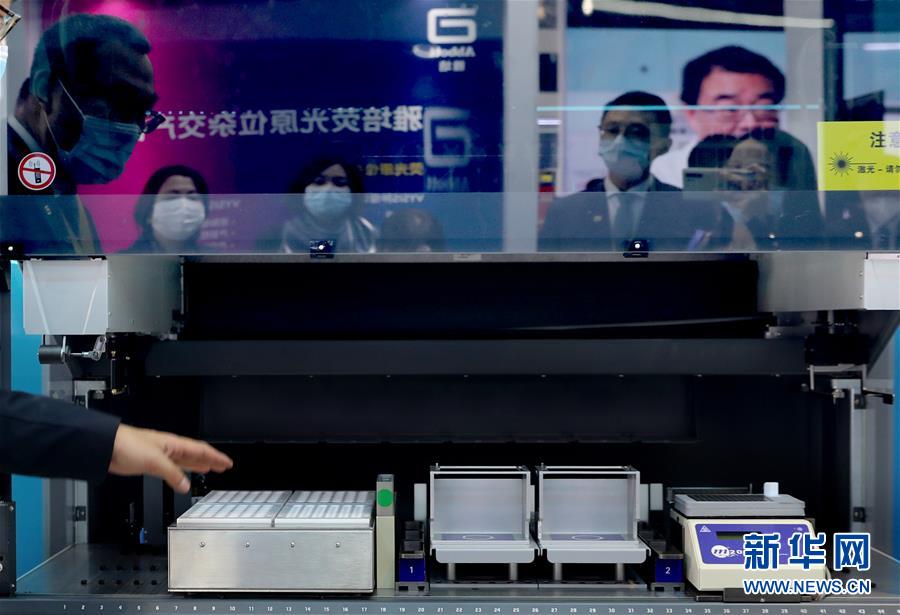 （第三屆進(jìn)博會(huì)&middot;圖文互動(dòng)）（11）新疫苗、新療法，進(jìn)博會(huì)最&ldquo;火爆&rdquo;展區(qū)見(jiàn)聞