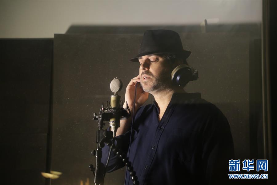 (海外抗疫故事·圖文互動(dòng))(5)通訊:用原創(chuàng)音樂(lè)支持中國(guó)抗擊新冠疫情的以色列歌手