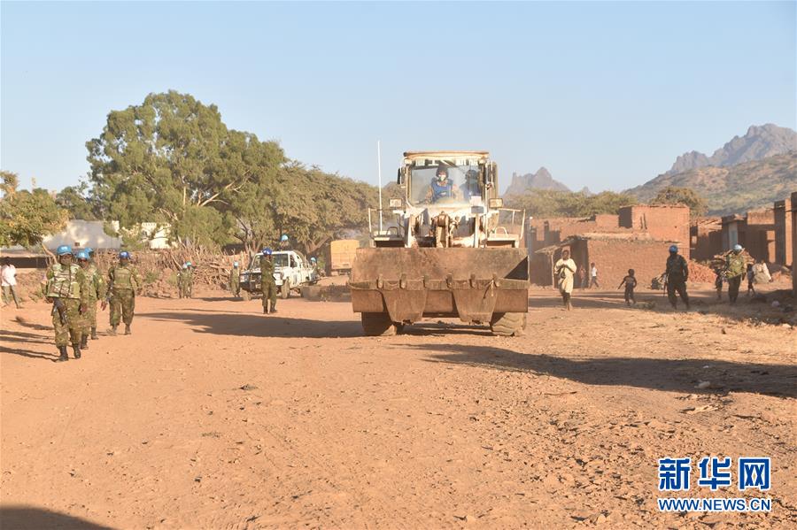 （國際&middot;圖文互動）（1）中國第16批赴蘇丹達(dá)爾富爾維和工兵分隊星夜救援友軍步戰(zhàn)車