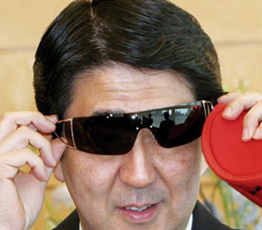 2015，安倍會(huì)繼續(xù)"暴走"嗎？