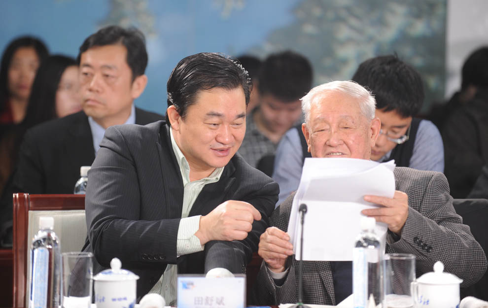 新華網(wǎng)董事長、總裁田舒斌與軍事科學(xué)院原副院長糜振玉在現(xiàn)場交流