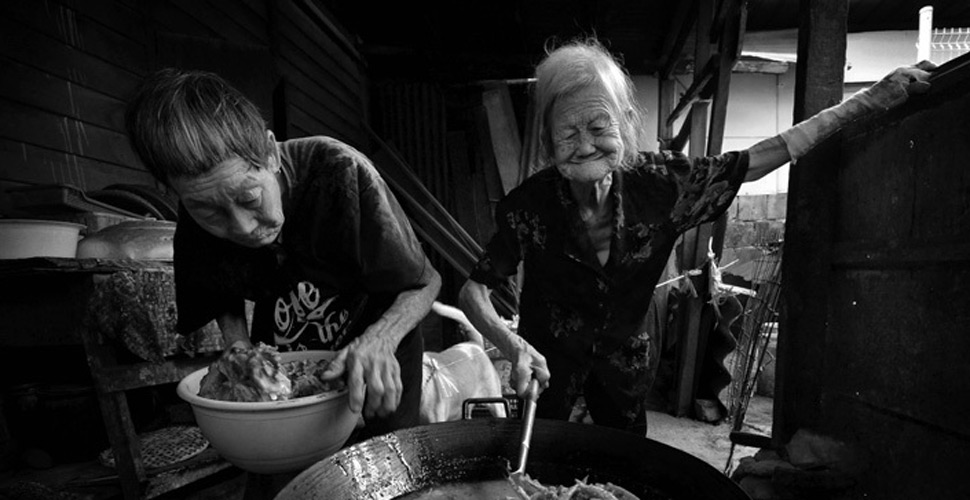 世界媒體峰會(huì)全球新聞獎(jiǎng)獲獎(jiǎng)?wù)掌澈蟮墓适? /></a></td>
</tr>
<tr>
<td height=